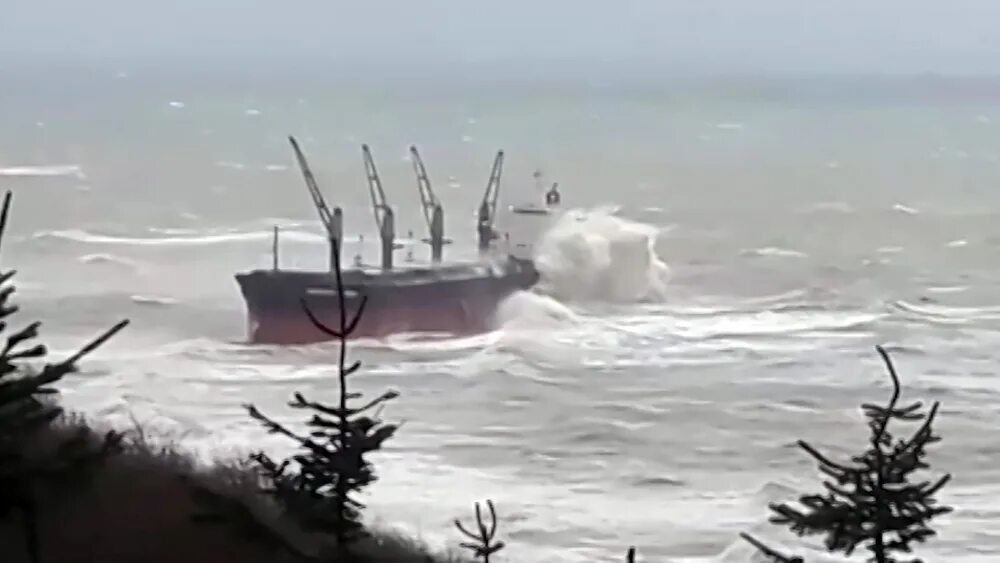 Катер карелия морспасслужба. Судно унесло в море разбор. Надувная лодка для моря. Надувные плавательные средства. Охотское море сахалин.