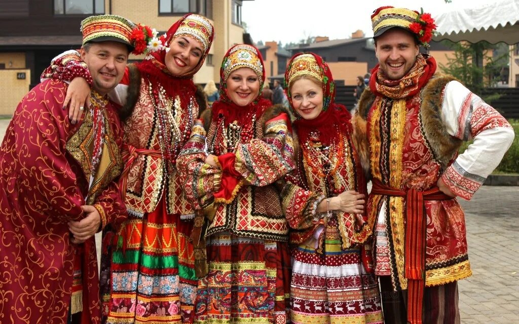Люди в национальных костюмах. Традиционный русский наряд. Русский народ. Русский народный костюм.