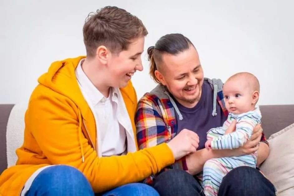 Мужчина родил ребенка от женщины. Мужчина- трансгендер родил ребенка. Парень из Великобритании родил.