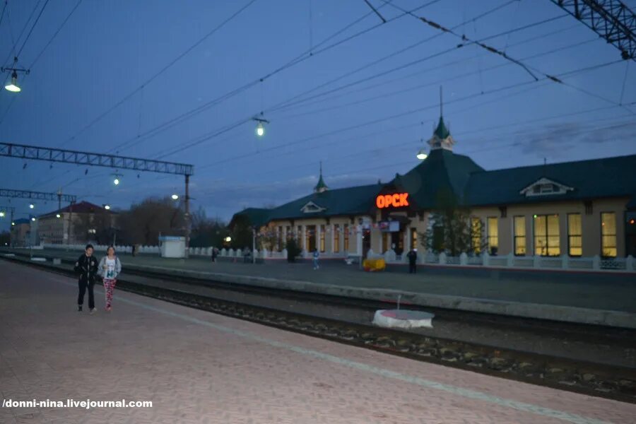 Жд орск телефон. ЖД вокзал Орск. Вокзал города Орска. Кувандык станция ЖД. ЖД вокзал станция Орск.