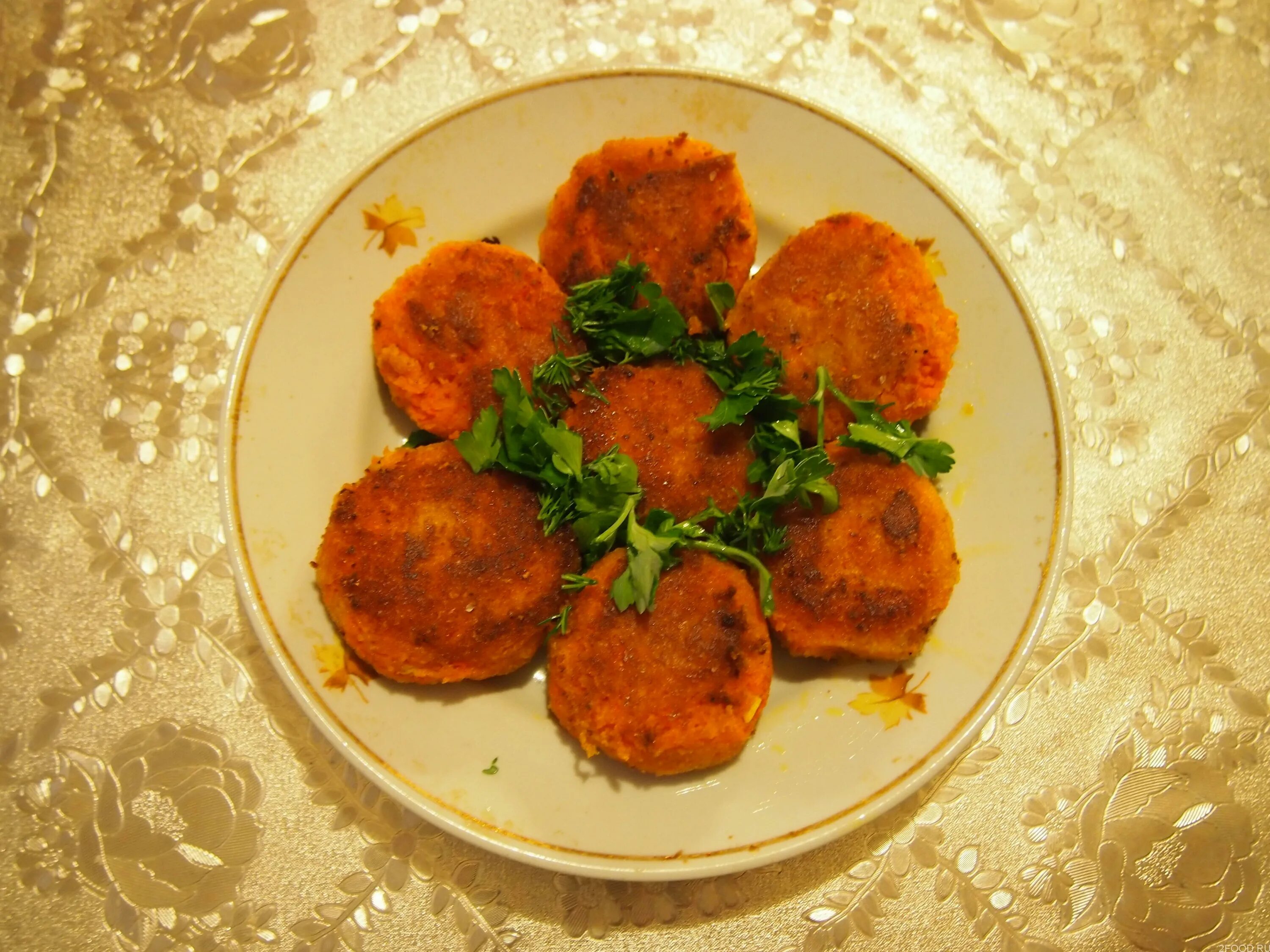 морковные котлеты на сковороде. овощные котлеты. котлеты из моркови на сковороде. декорирование котлеты морковные блюда. котлеты морковные постные с манкой.