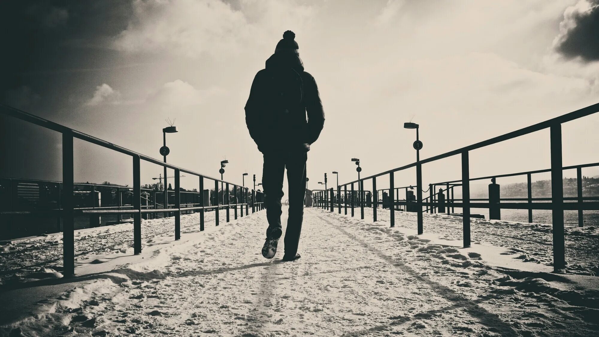 Грусть даль. Парень уходит. уходит в даль. уходящий человек. человек уходит в даль.