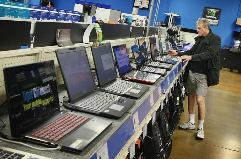 Компьютер рынок. Витрина ноутбуков. Рынок ноутбуков. Рынок пк. Ноутбук 2000.