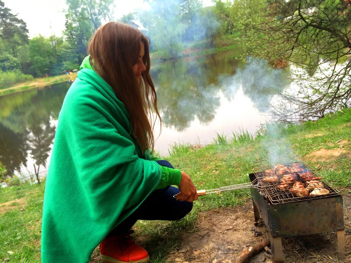 Шашлык девушки. Шашлыки на природе. пикник шашлык на природе. шашлыки на природе летом. шашлык на природе с девушками.