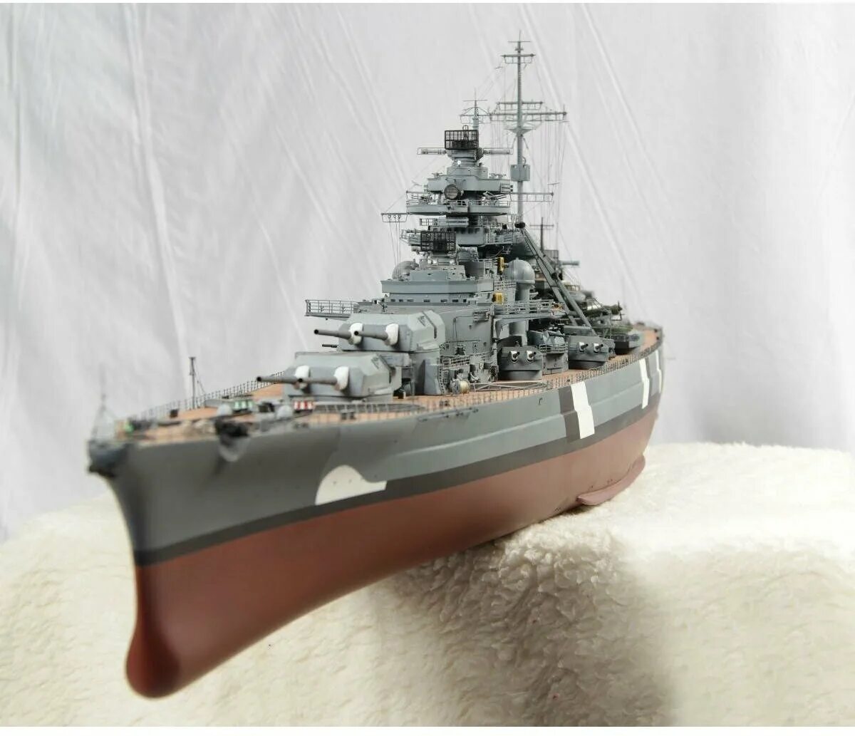 Бисмарк звезда 1/400. Бисмарк корабль модель. Моделист линкор бисмарк 1 800. Тирпиц 1/800. Сборная модель корабля бисмарк 1 200.