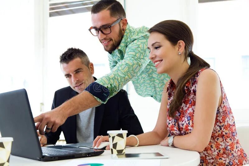 They work for. Люди в офисе. работаем вместе. люди работают начальник смотрит реальное фото. they work together with the other specialists..