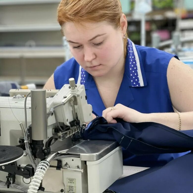Работа швеей в уфе. Швейная фабрика кочубеевское. Технолог в швейный цех. Швейный цех. Шитье одежды.
