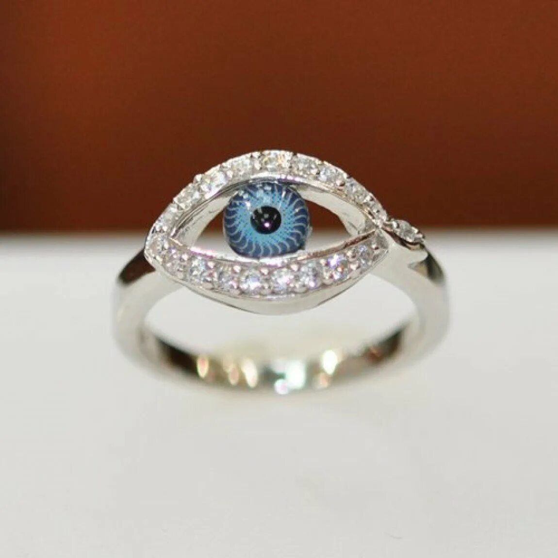 Der Augen- Ring ist massiv aus Sterlingsilber 925 geschwärzt und poliert, die Wi