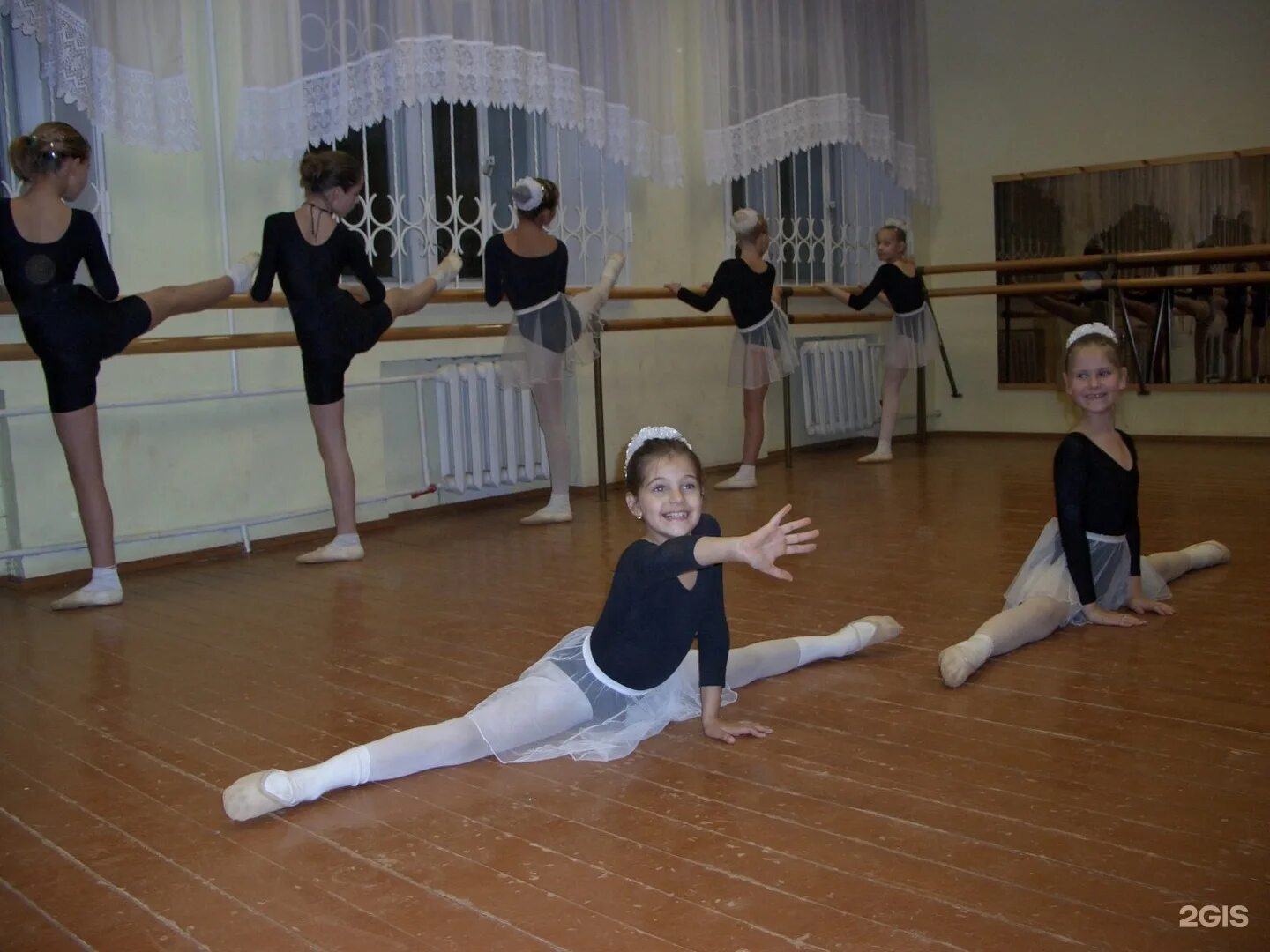 Хореография для детей растяжка. Гимнастика для детей. Танцы дети растяжка. Занятия хореографией для детей. Хореография.