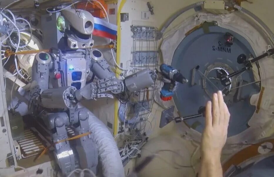 Первый робот побывавший в космосе 6. Робот федор на мкс. робот федор с дрелью на мкс. робот федор роскосмос. робот федор в космосе.