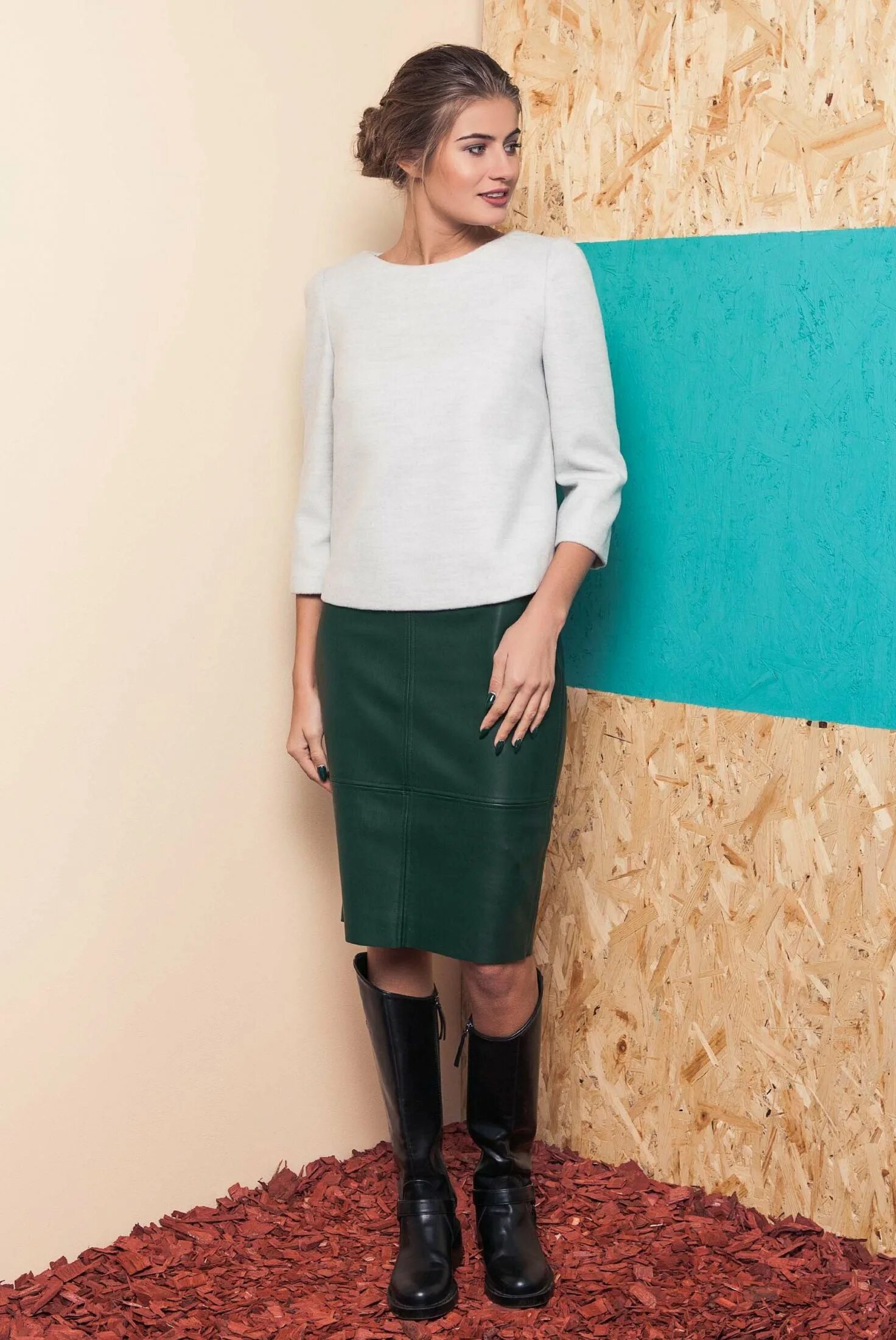 С чем носить зеленую кожаную юбку. С чем носить зеленую кожаную юбку. Зеленая кожаная юбка карандаш. Образы с зеленой кожаной юбкой. С чем носить зеленую кожаную юбку.