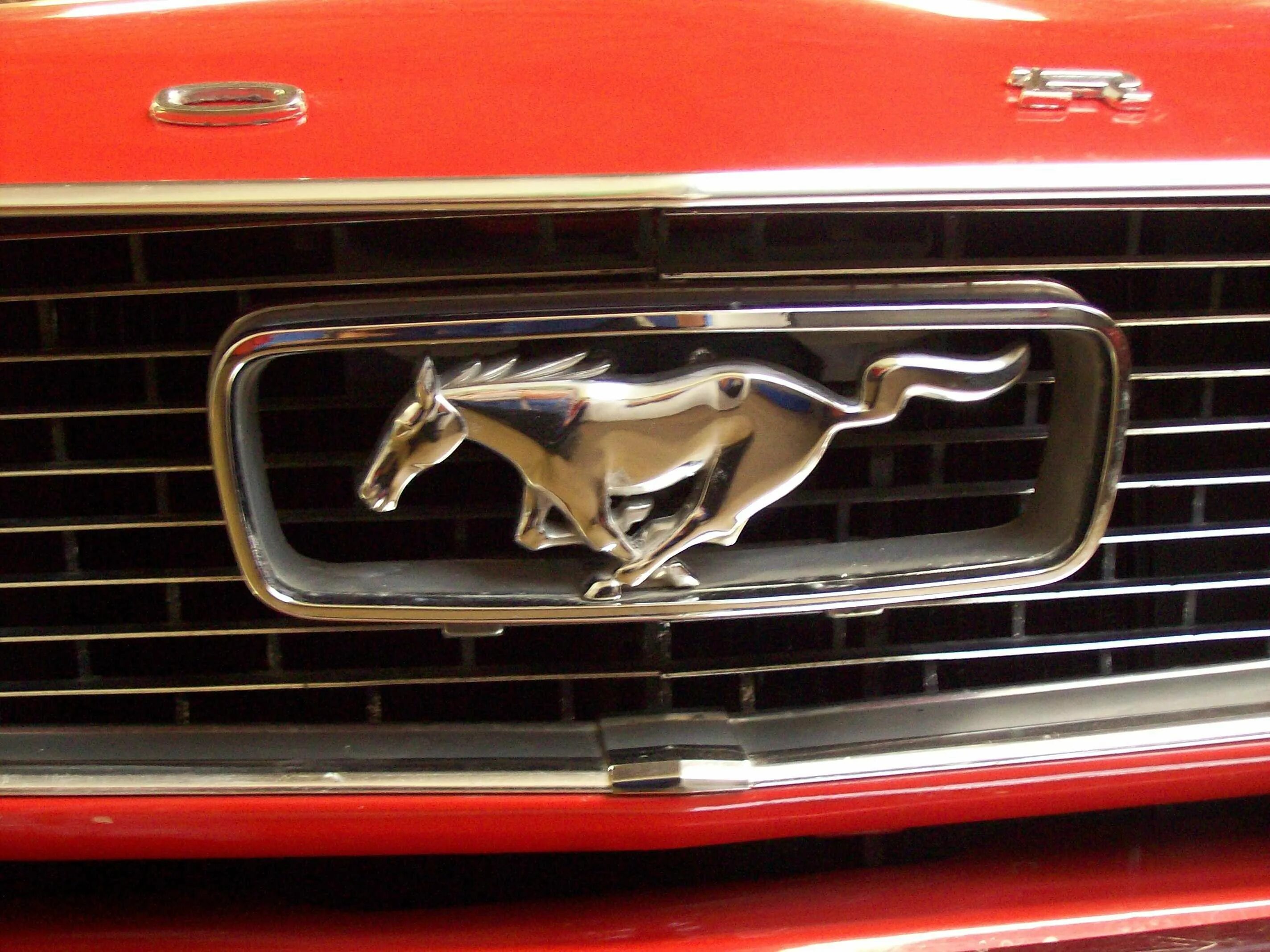 Конь какая машина. Машина с логотипом лошади. Марка авто с лошадью. Марка машины с бараном. Марка машины с оленем.