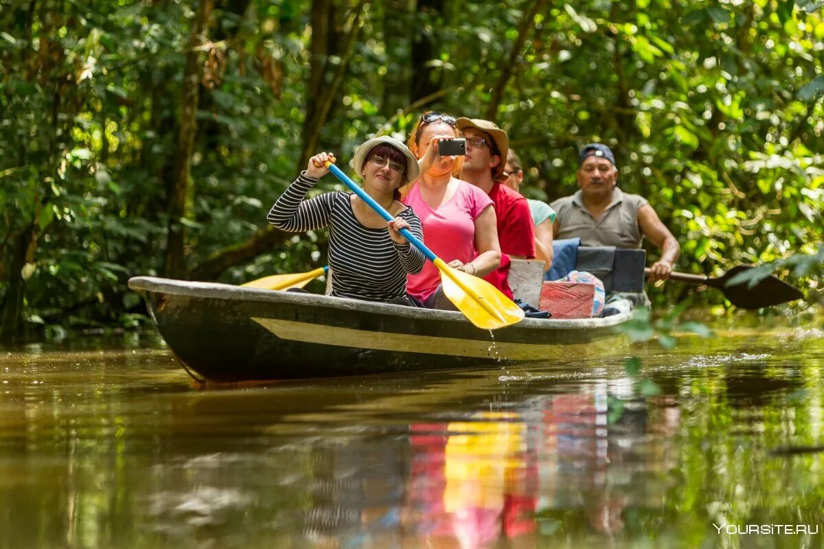 Лодка в джунглях. Лодка турист. Плывет на лодке джунгли. Туристы в джунглях. Туристы плыли по озеру на лодке