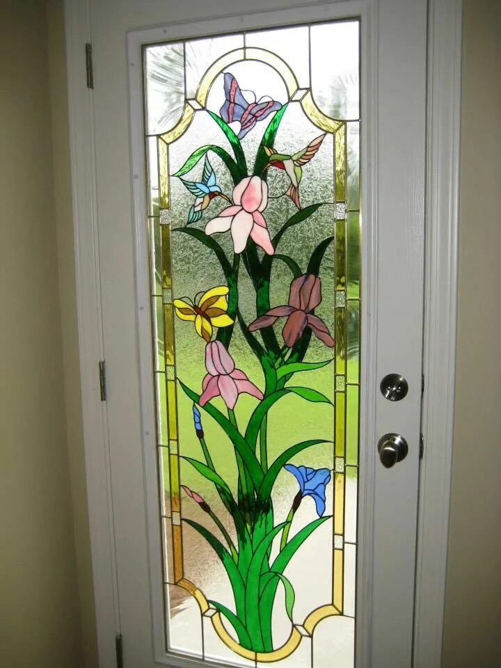 Мозаика дверей. Дверь с витражом. Мозаика на двери. Мозаичное стекло для двери. Двери со стеклом мозаика.