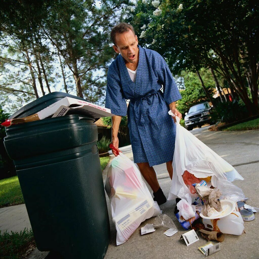 Вынос мусора. Выбрасывать мусор. Мужчина с мусорным пакетом. Выкидывает мусор.