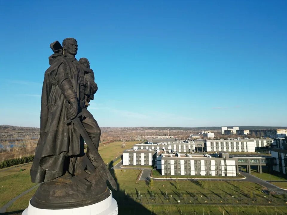 Мемориалы в кемерово. Мемориал воину-освободителю (кемерово). Мемориал воинам сибирякам кемерово. Обелиск кемерово памятники. Монумент воину освободителю в кемерово.