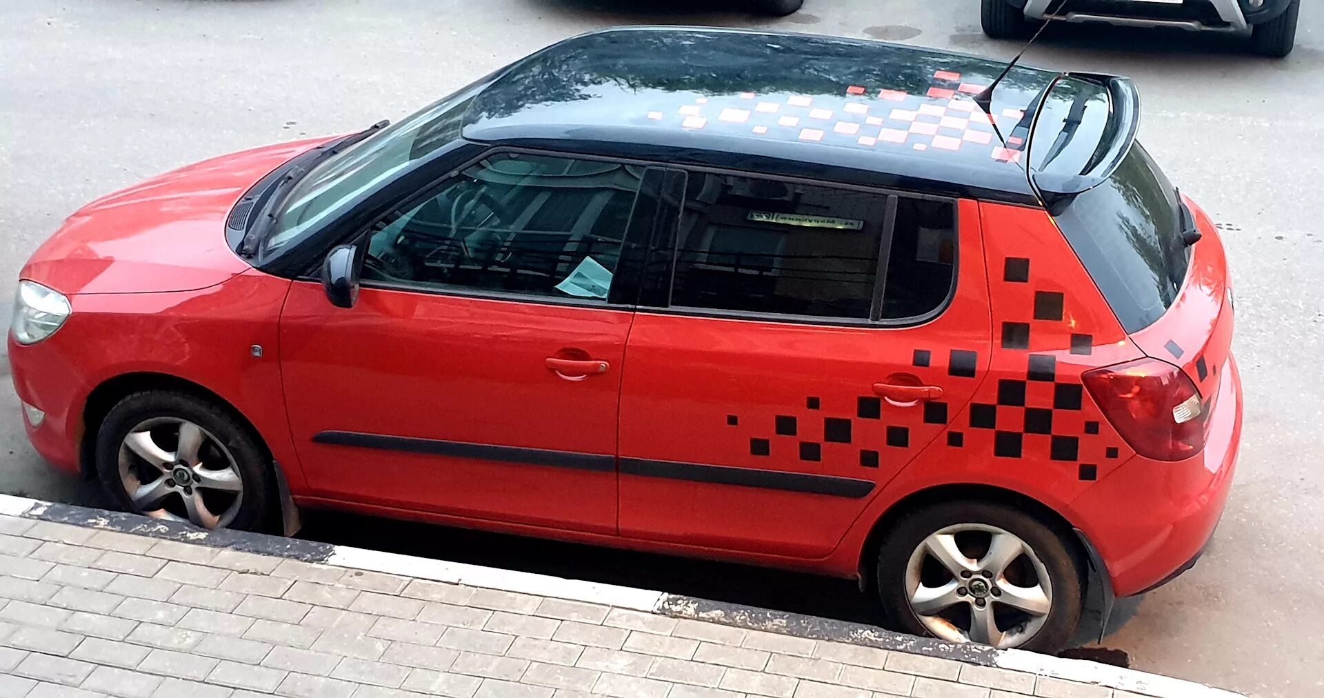 Шкода фабия гибрид. Skoda fabia 2. Фабия 2 оригинальная. Шкода фабия 2007-2010. Skoda fabia 2 тюнинг.