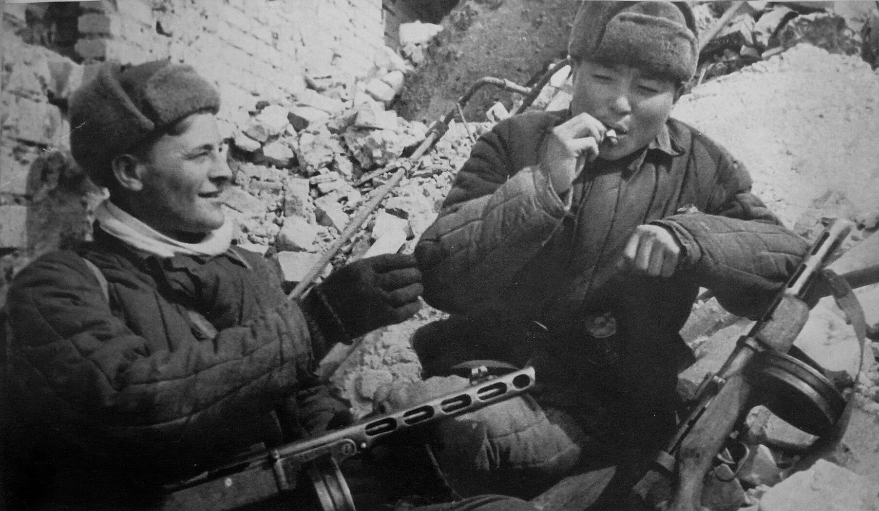 Про вов 2023. Солдаты РККА В Сталинграде. Солдат РККА Сталинград 1942. Боец бронебойшик 1942 родтсталинградом фотокарточк
