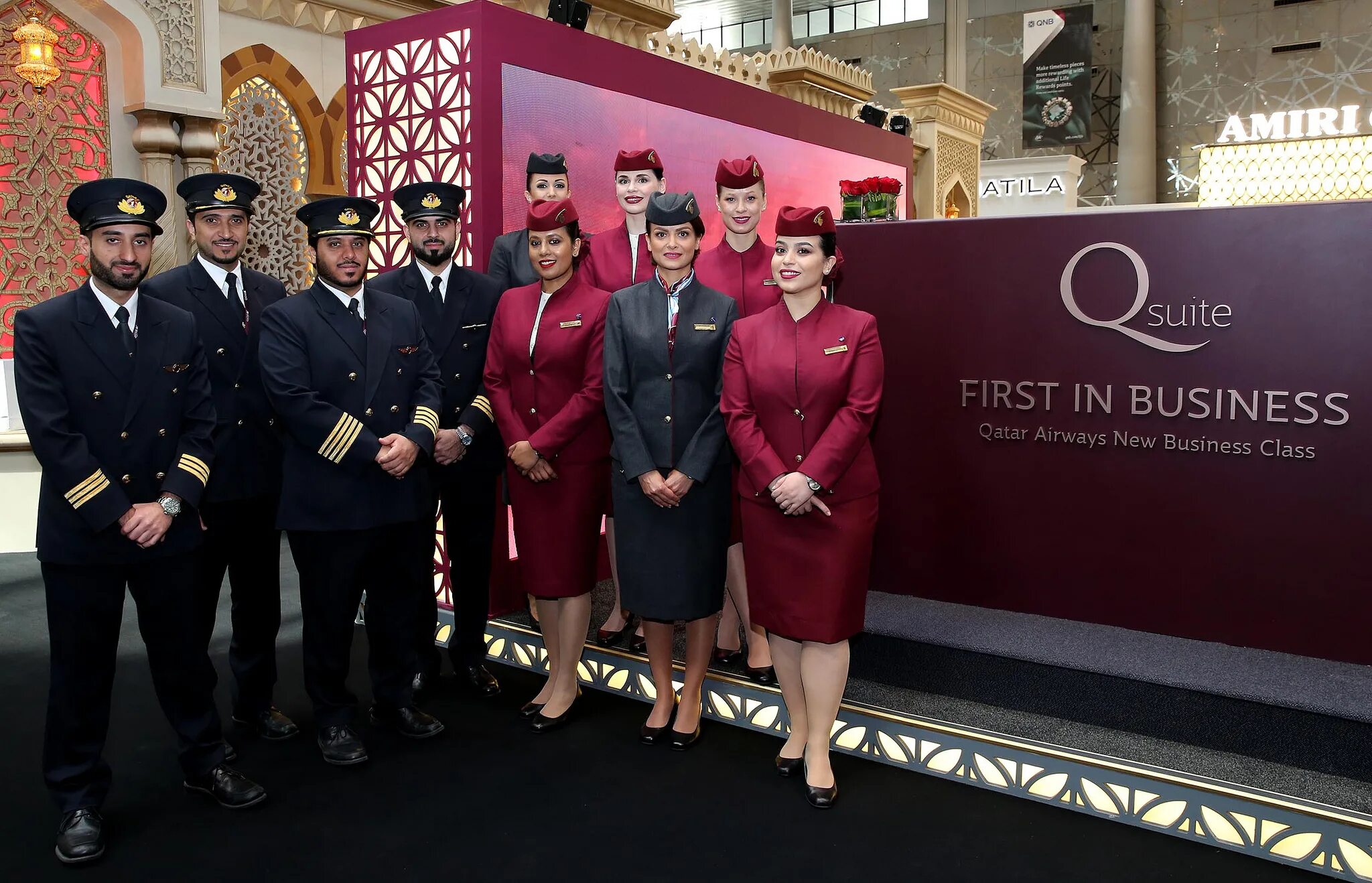 Катар дав. Qatar Airways Доха. Форма Катар Эйрвейз. Катар авиакомпания форма. Qatar Airways униформа.