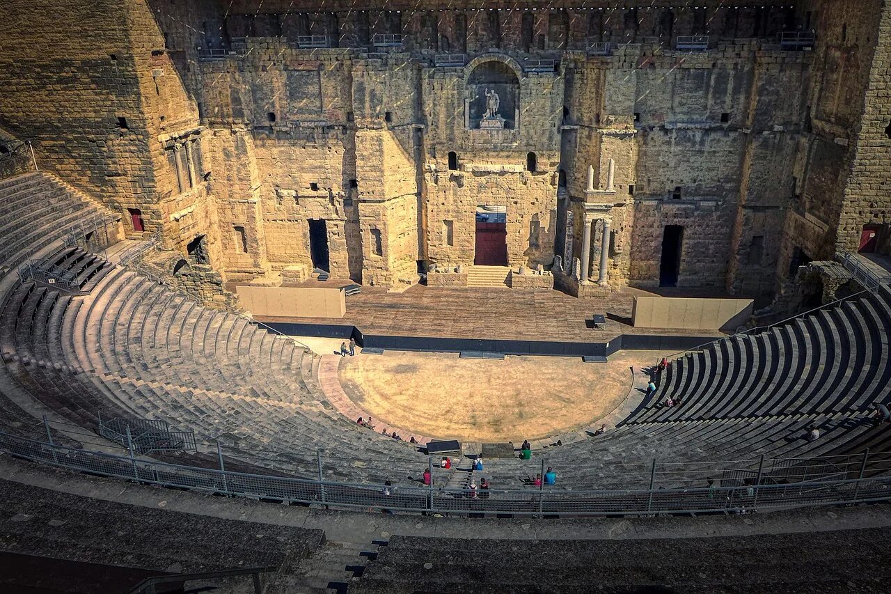 Римский амфитеатр в Аммане. Колизей сцена. Римский амфитеатр Оранжа Théâtre Antique d’Orange. Амфитеатр в оранже Франция.