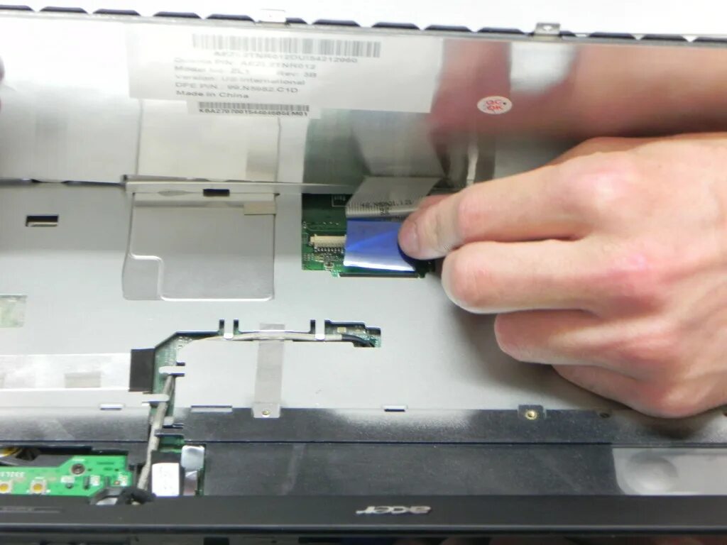 Ноутбук acer не работает экран. Acer aspire 3000 матрица. нетбук отсоединяющийся экран асер. замена верхней крышки ноутбука. замена крышки ноутбука.