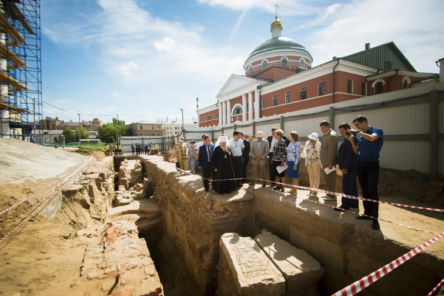 Казань раскопки 2 этажа. Археологические раскопки казанский кремль. Раскопки домов под землей. Древние сооружения в омске. Подземные этажи старых зданий.