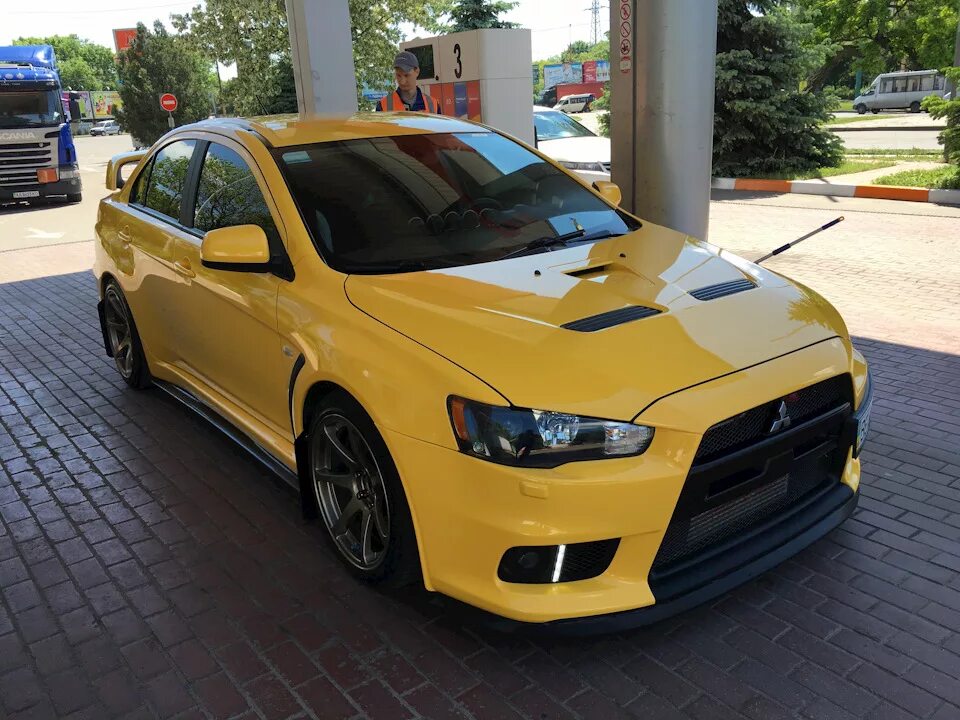 Эва митсубиси. Mitsubishi Lancer Evolution 10 жёлтый. Мицубиси Лансер 10 Эволюшн желтый. Лансер 10 желтый. Митсубиси Лансер Эволюшн 10 жёлтый.