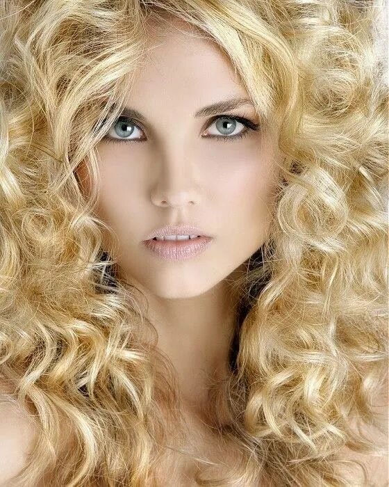 Curly blonde. Кудрявая блондинка. Красивые блондинки. Блондинка с кудрявыми волосами. Блондинка с кучерявыми волосами.