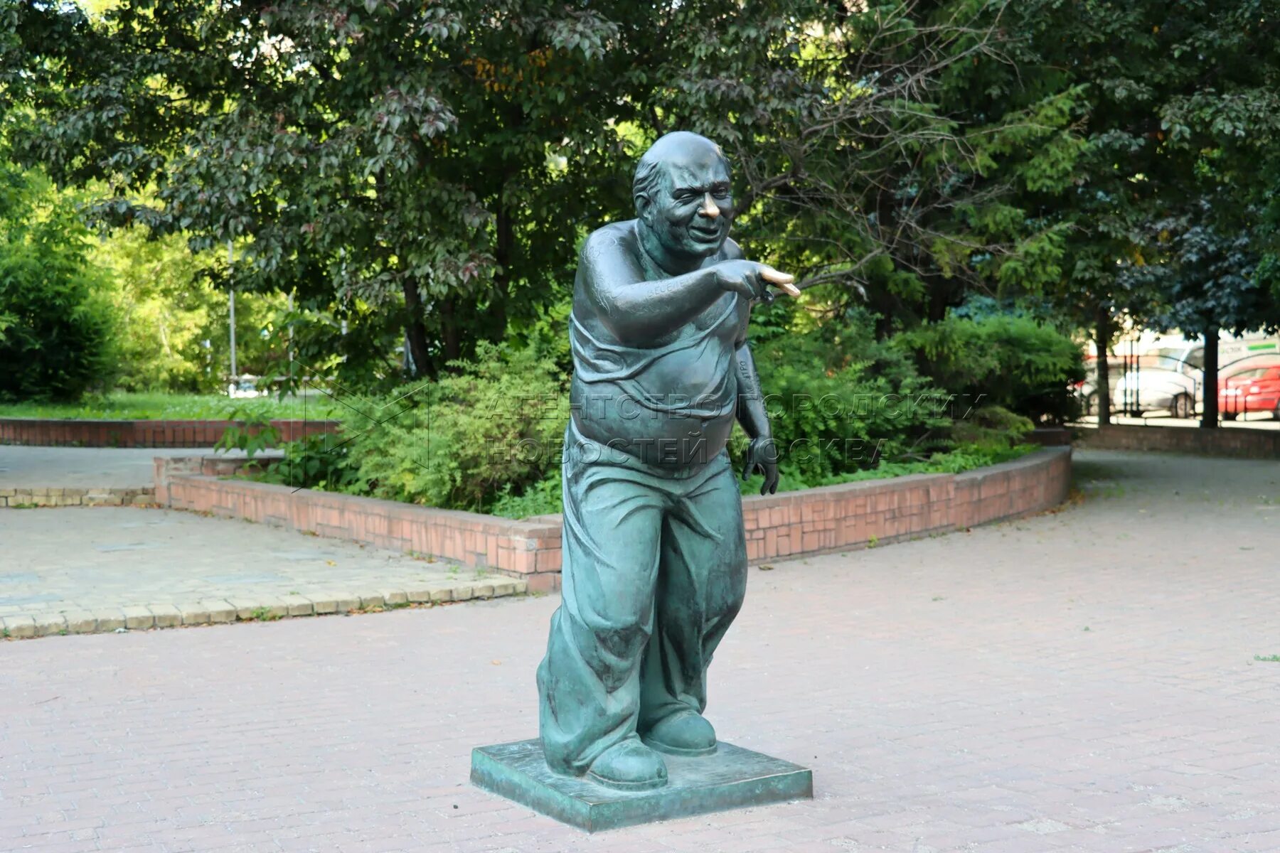 Астрахань памятник миронову. Памятник лановому в москве у театра вахтангова. Памятник лановому в москве у театра вахтангова. Памятник леонову в москве на мосфильмовской. Памятник артистам в москве.