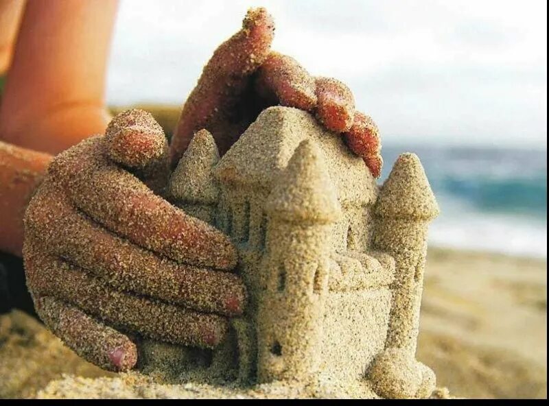 Постройки из песка на пляже. Песочный замок. Красивый песочный замок. Фигуры из песка. Замок из песка.