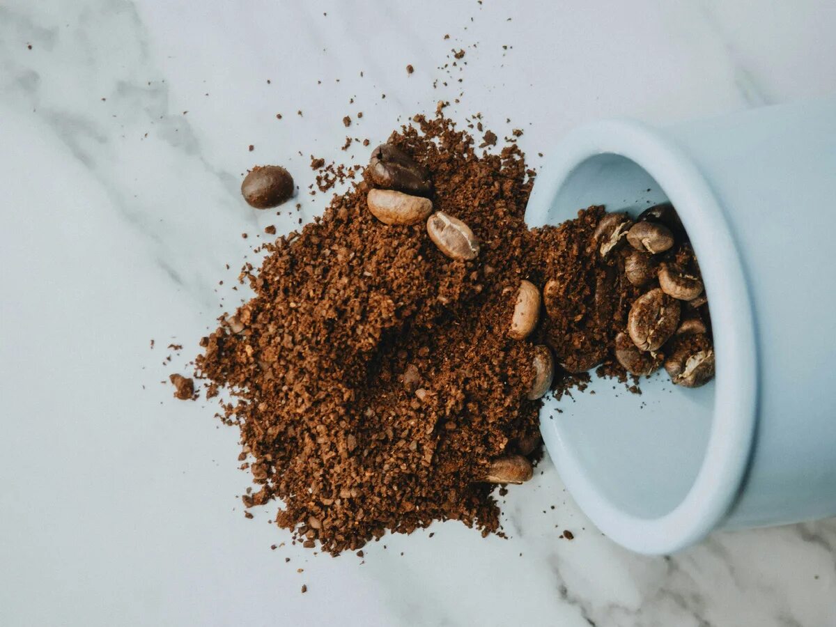 Как чистить кофе. Кофе ground coffee молотый. молотый кофе вид сверху. отходы кофе. рассыпанный молотый кофе.