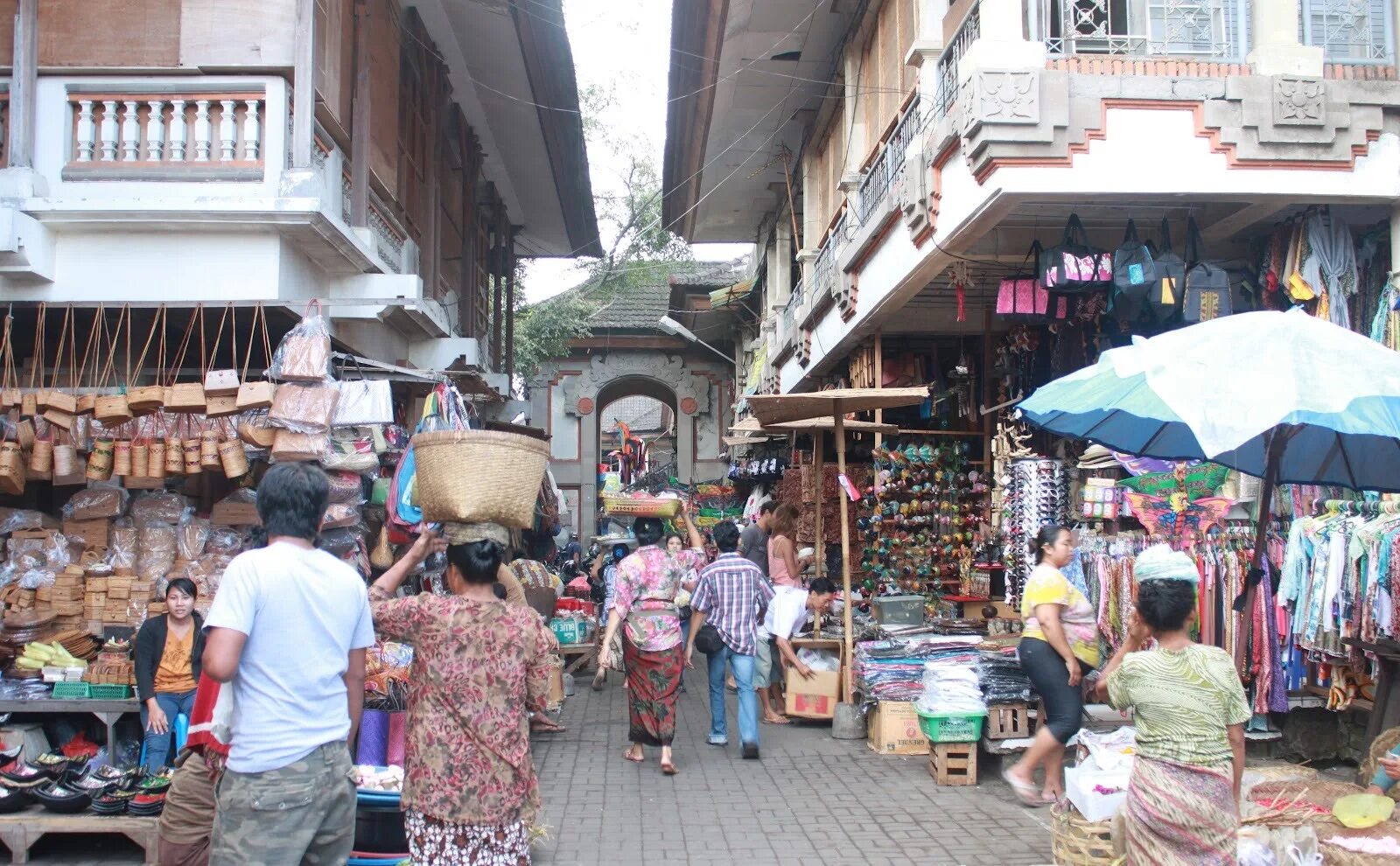 Бали улицы. Бали Ubud Market. Рынок Убуд Bali. Арт-рынок в Убуде. Центральная улица Убуд.