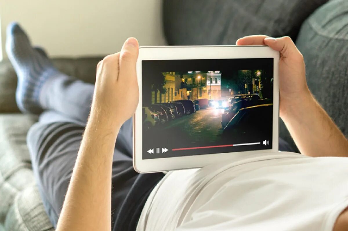 Во время просмотра видео. Человек с планшетом. Планшет. Снимки на. Видеомонтажер за компьютером.