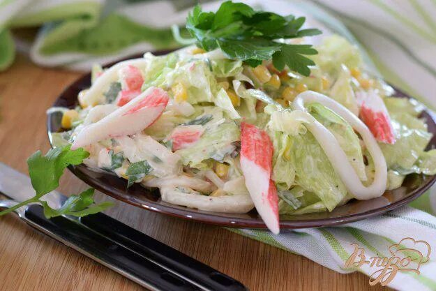Крабовый салат с айсбергом и кукурузой. Салат с крабовыми палочками и помидорами и салатом айсберг. Салат айсберг с крабовыми палочками и кукурузой. Салат королевский с печенью и крабовыми палочками. Рецепт крабового салата с салатом айсберг.