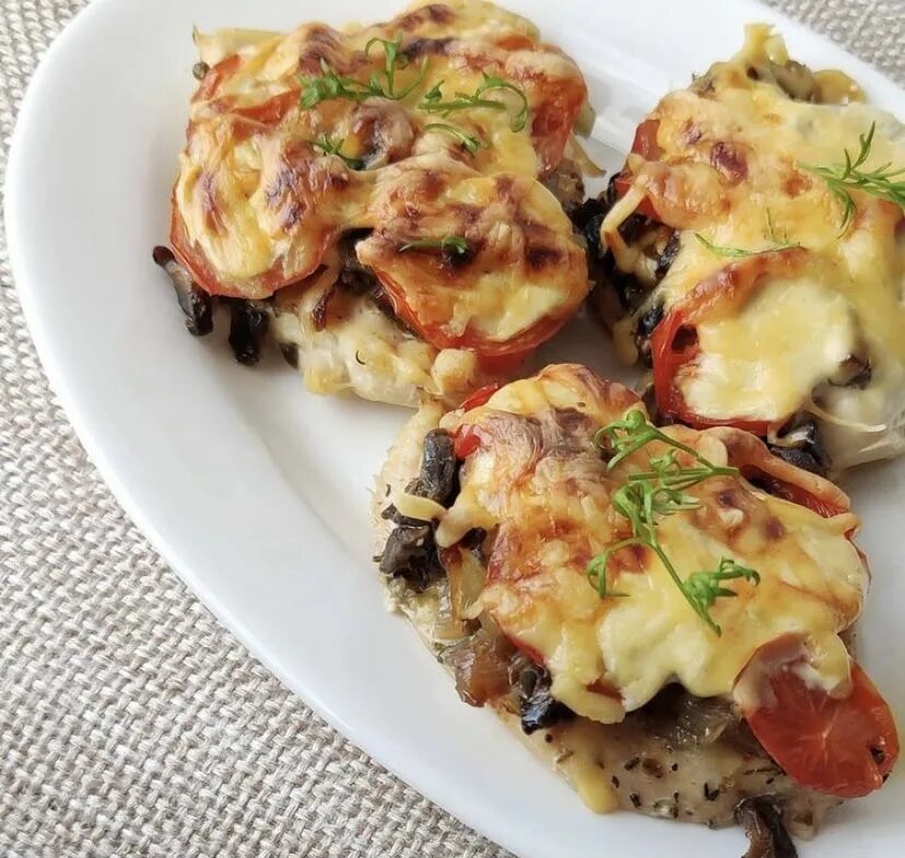 Куриное филе с грибами помидорами и сыром. Курочка под грибной шубой. курочка под шубой в духовке. куриное филе под грибной шубой. куриное филе с грибами и сыром в духовке.