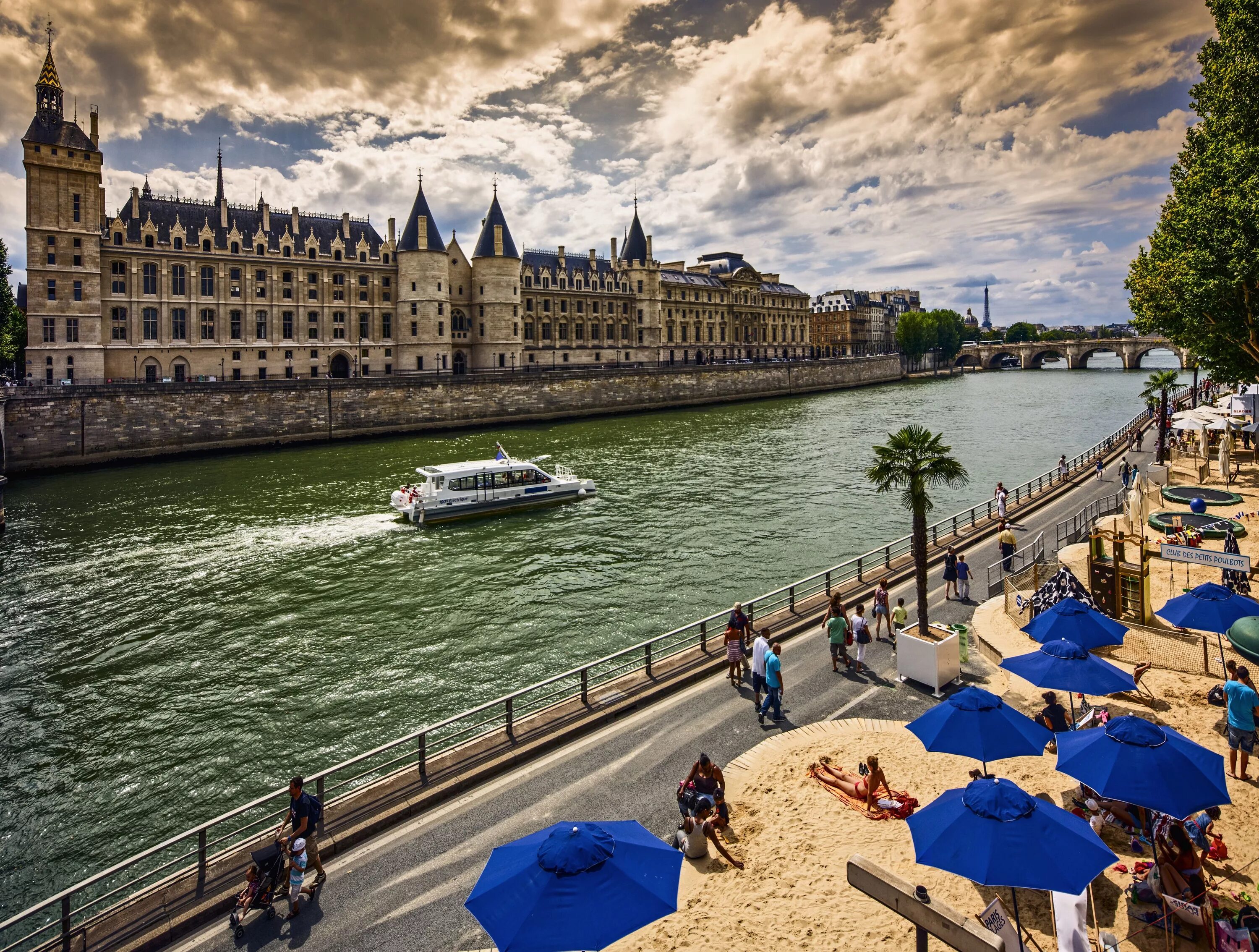 Французский четверо. Река сена Лувр. Река сена во Франции. Река сена в Париже. Эйфелева башня река сена.