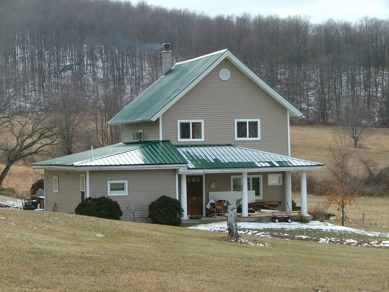 Линвуд штат Вашингтон. Дом с зеленой крышей. Деревянный дом с зеленой крышей. Фасад дома с зеленой крышей.