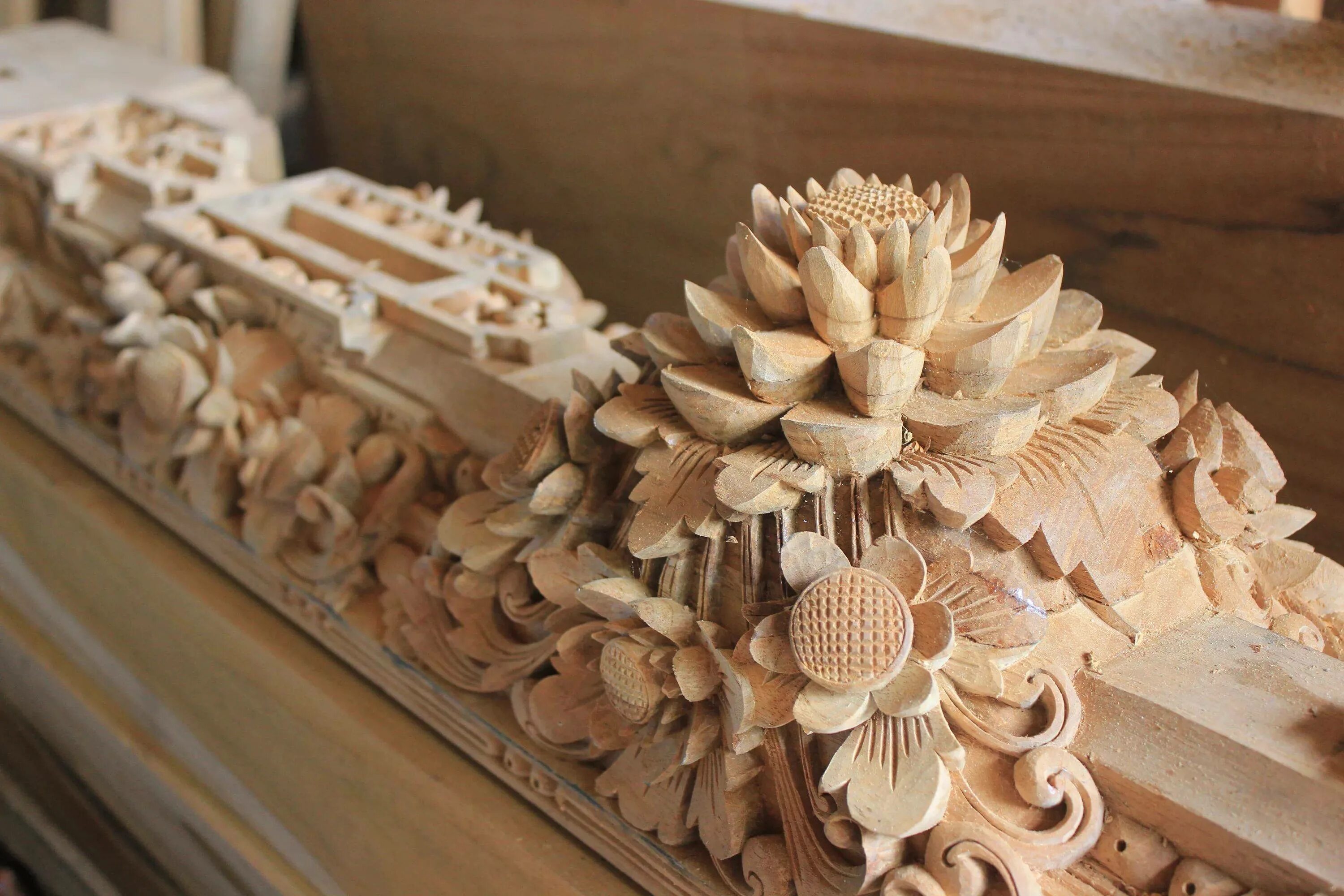 Фигурная резьба по дереву. Оригинальные деревянные изделия. Художественная резьба po derevu. Сувенирные изделия из дерева. Юрий фирсанов резьба.