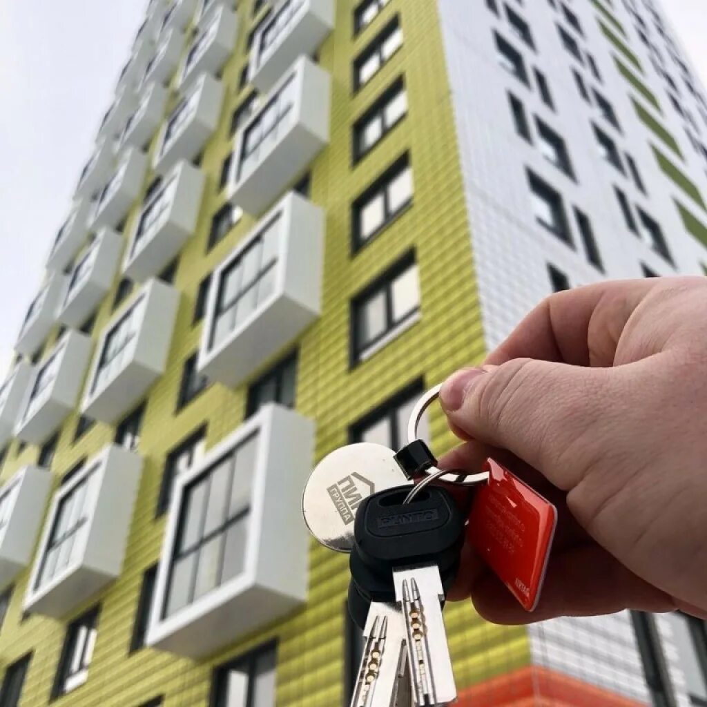 Ключи от квартиры. Новая квартира. Ключи от новой квартиры. Ключи от квартиры в новостройке.