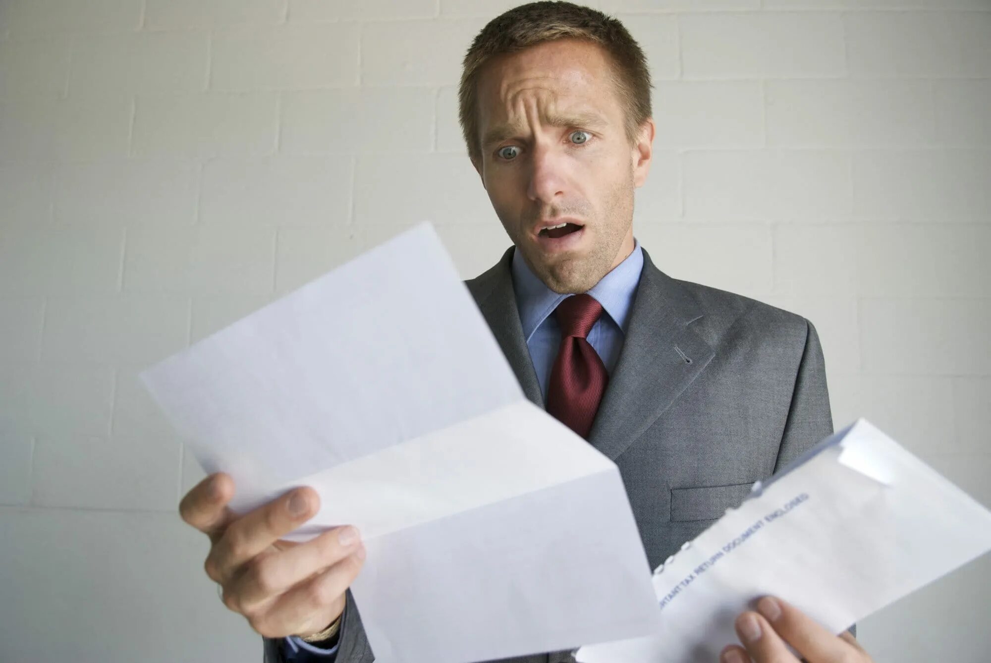 женщина читает письмо. бумажные письма. девушка получила письмо. ноутбук и документы на столе. документовед.