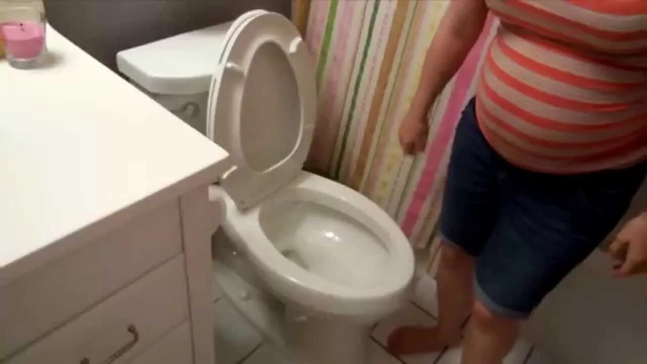 Sisters pissing. Saran Wrap Toilet Prank. Тётя туалетит. Фото ПРАНК туалет больница.