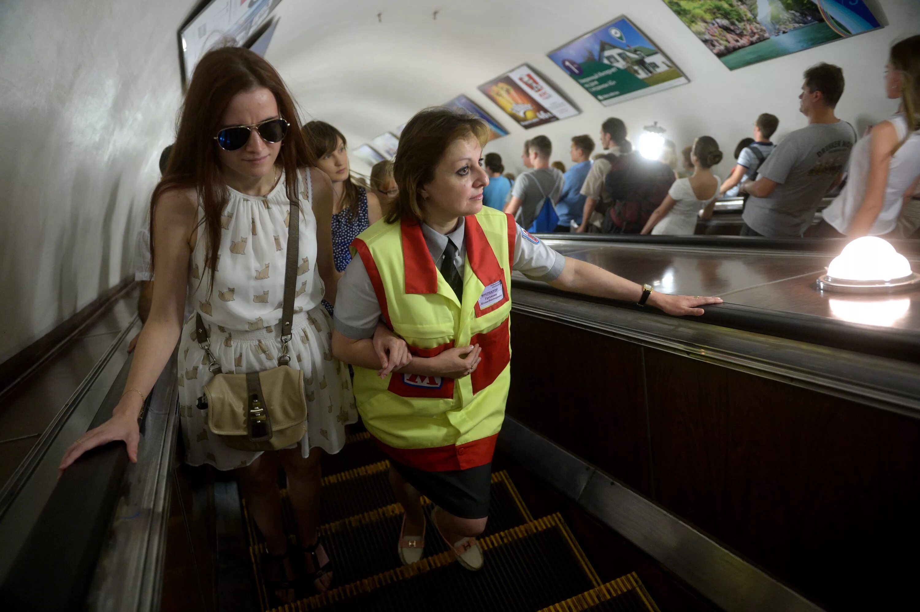 Пассажирам московского метрополитена. Центр обеспечения мобильности пассажиров Московского метрополитена. Инспектор цомп в метро. Сотрудники цомп в метро. Сопровождение в метро.