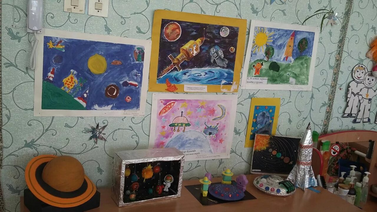 Выставка ко дню космонавтики. Выставка ко дню космонавтики в детском саду. выставка на 12 апреля в доу. день космонавтики в старшей группе. выставка ко дню космонавтики в доу.