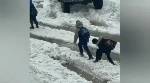Блоггер кидает в снег
