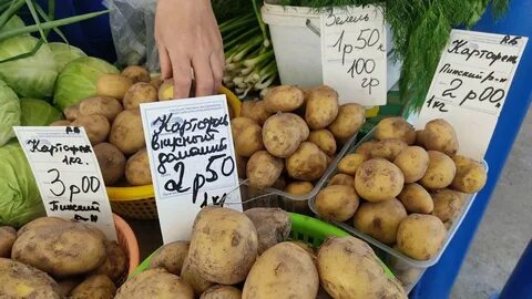 На рынке продает картошку