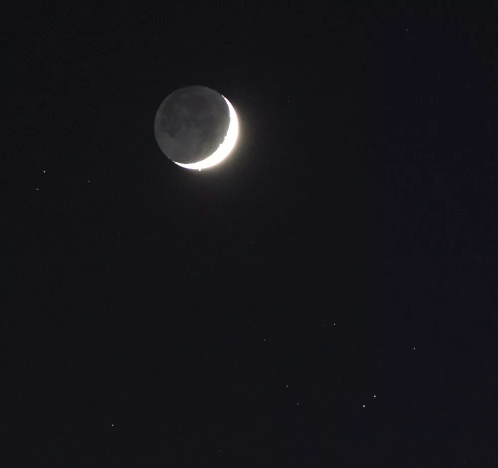 Покрытие звезды луной. Растущая Луна в телескоп. Покрытие Альдебарана луной. Серп Луны. 21 апреля луна