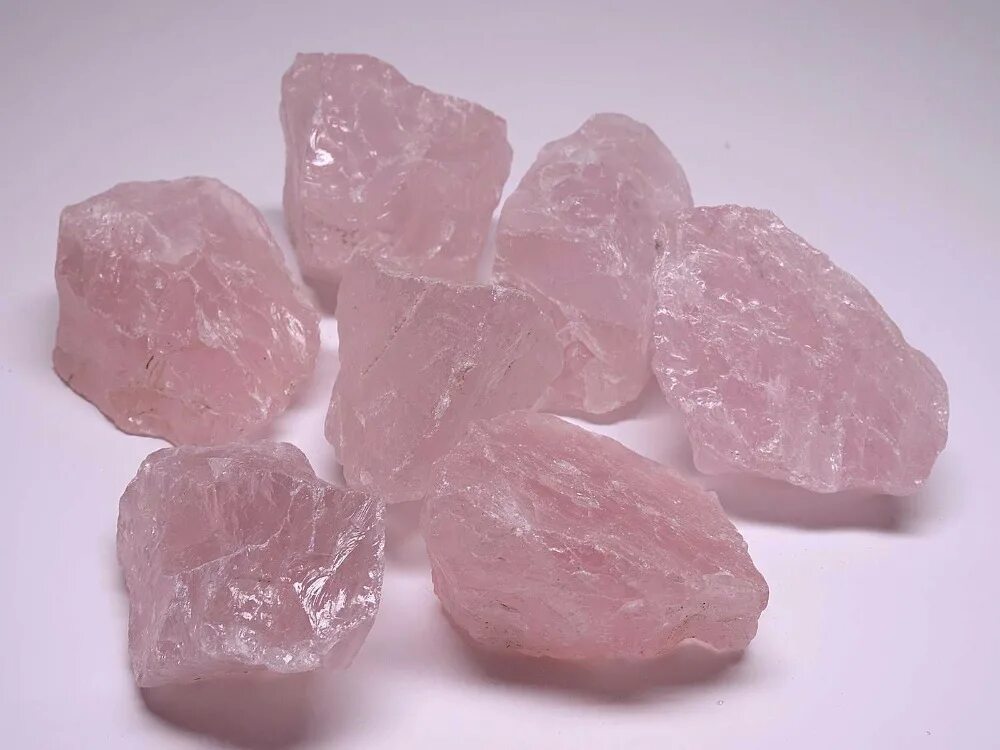 Pink stones. Розовый кварц. Розовый кварц природный камень. Камень розовый кварц много камней. Розовый кварц в породе.