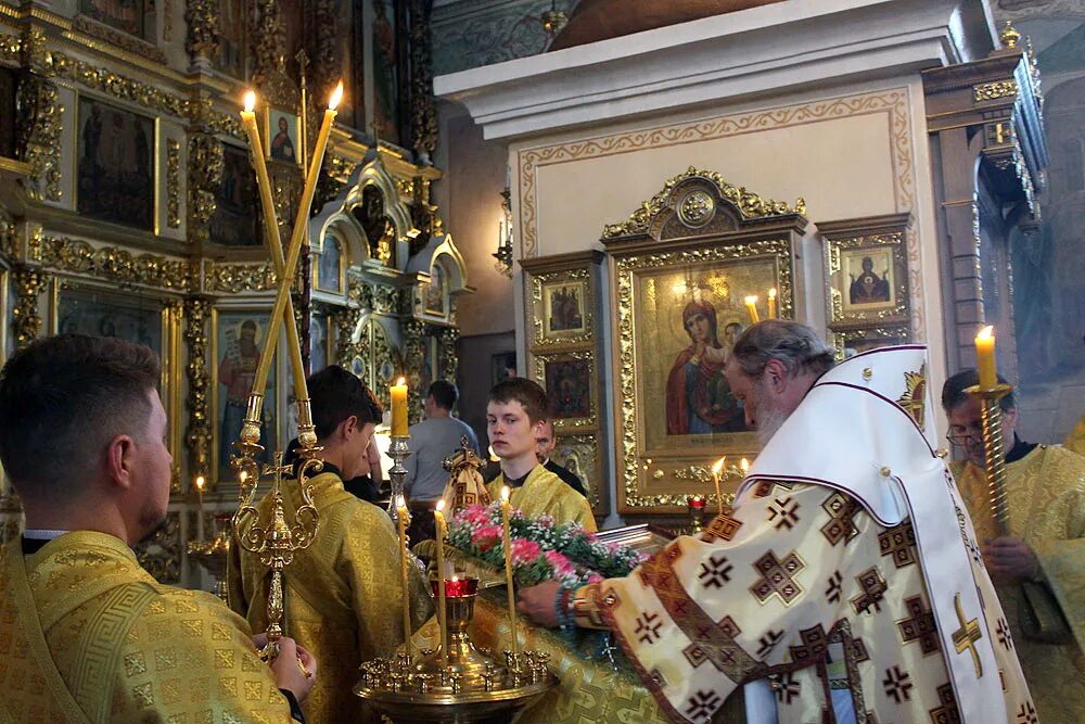 В канун какого праздника происходит