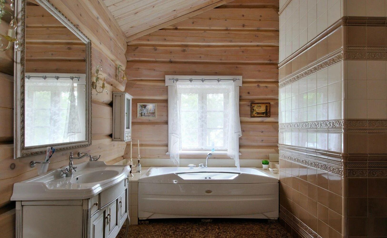 Ванная в деревянном доме. Санузел в деревянном доме. Санузел в доме из бруса. Ванная комната в деревянном доме.