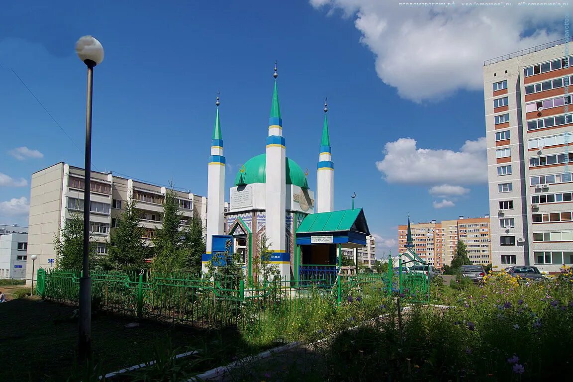Самая маленькая мечеть в мире. Самая маленькая мечеть в набережных челнах. Мечеть набережные челны на набережной. Мечеть плиево. Самая маленькая мечеть.